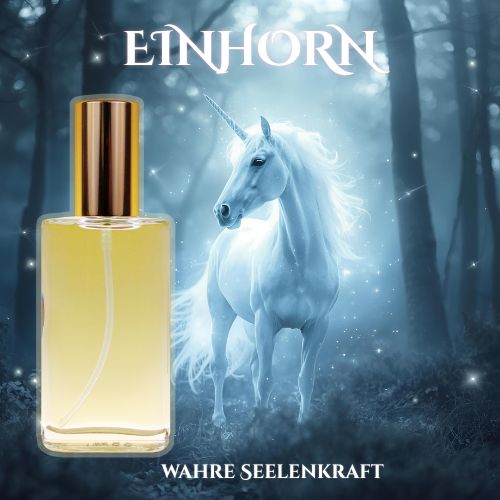 Ein magisches Einhorn mit leuchtender Aura steht in einem weißen und bläulich schimmernden Zauberwald. Glitzerpartikel tanzen in der Luft, das Licht ist weich und mystisch.