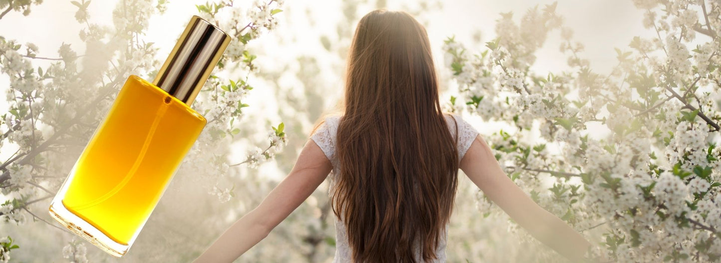Frau in weißer Kleidung mit offenen Armen in wundervollen weißen Blüten mit dem Seelen Spray Liebe
