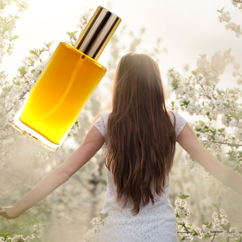 Frau in einem blühenden weißen Wald in Weiß mit dem Seelen Spray Liebe