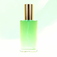 Seelen Spray Klarheit in einer eleganten Glasflasche mit goldfarbener Verschlusskappe und leuchtend grüner Füllung – energetisches Aura-Spray zur Förderung von geistiger Klarheit, innerer Ausrichtung und klarer Wahrnehmung.